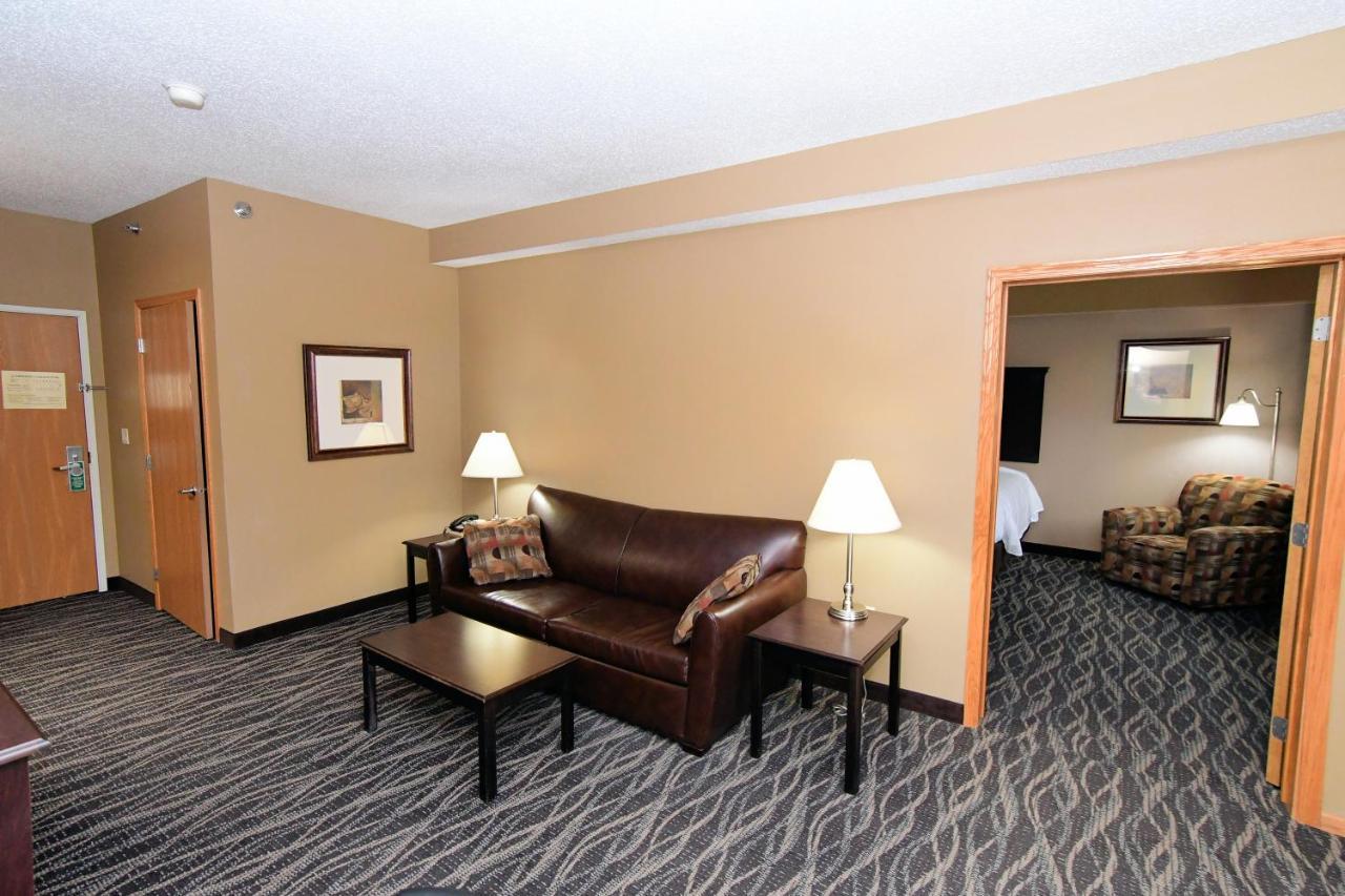 Cobblestone Inn & Suites - Denison | Majestic Hills エクステリア 写真