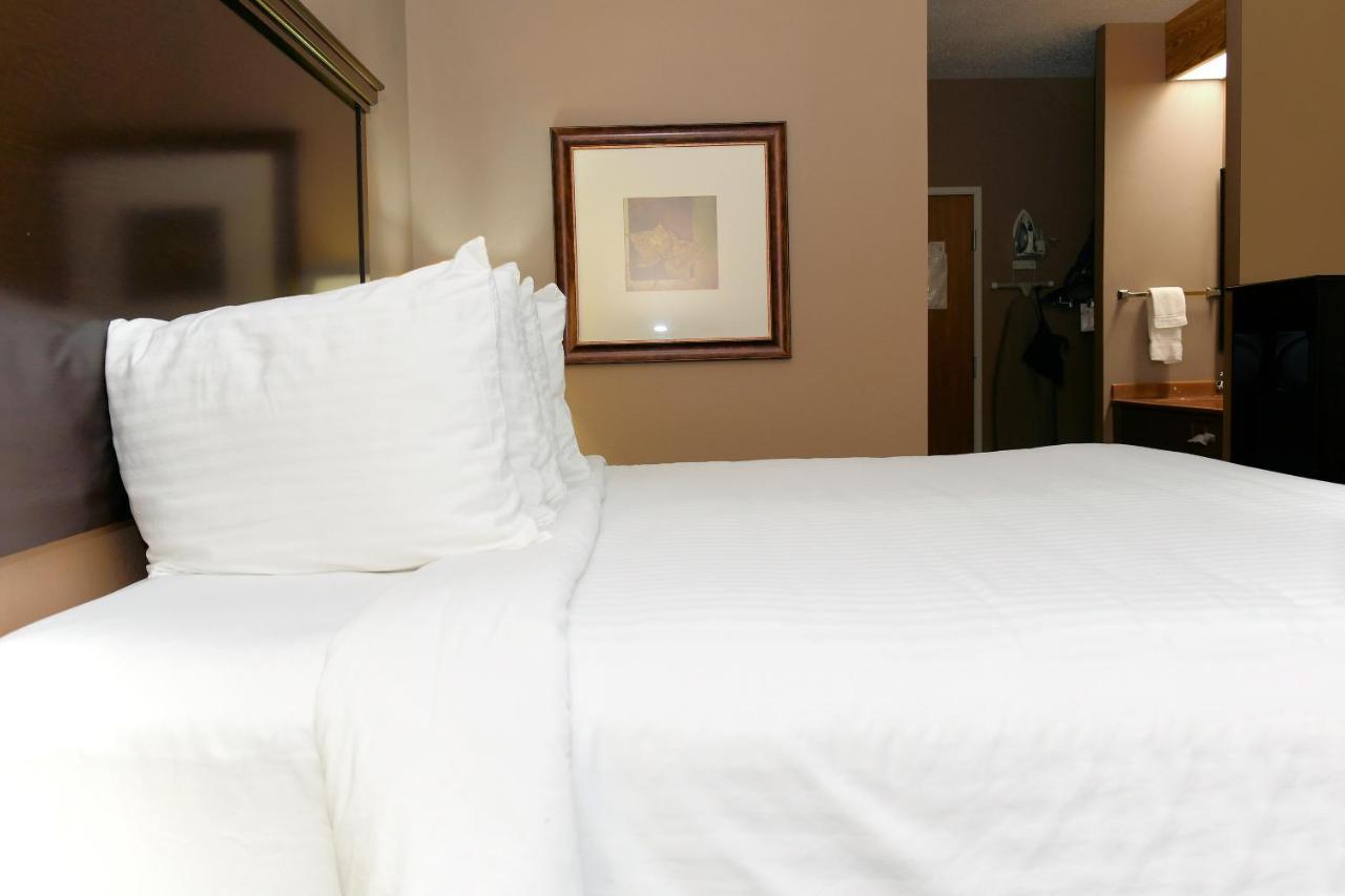 Cobblestone Inn & Suites - Denison | Majestic Hills エクステリア 写真