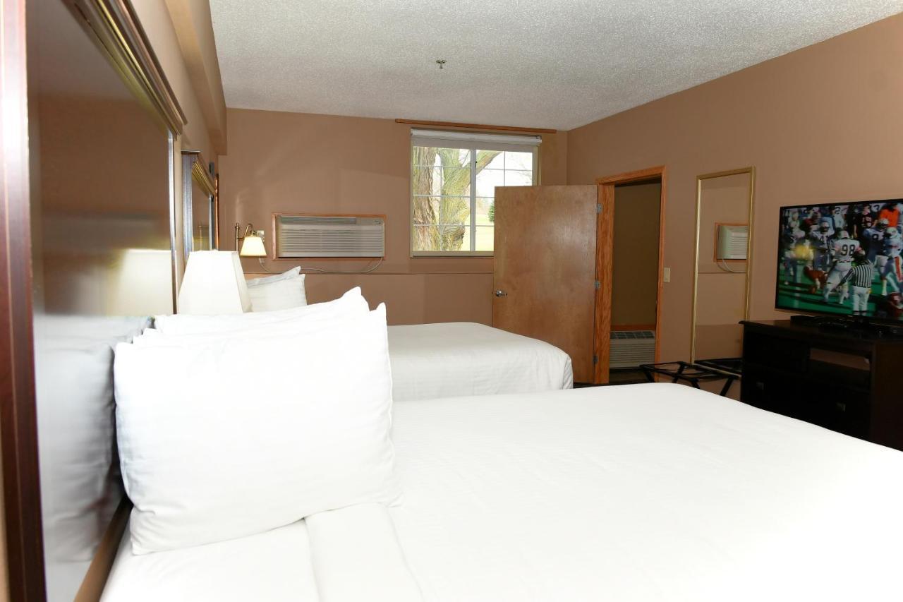 Cobblestone Inn & Suites - Denison | Majestic Hills エクステリア 写真