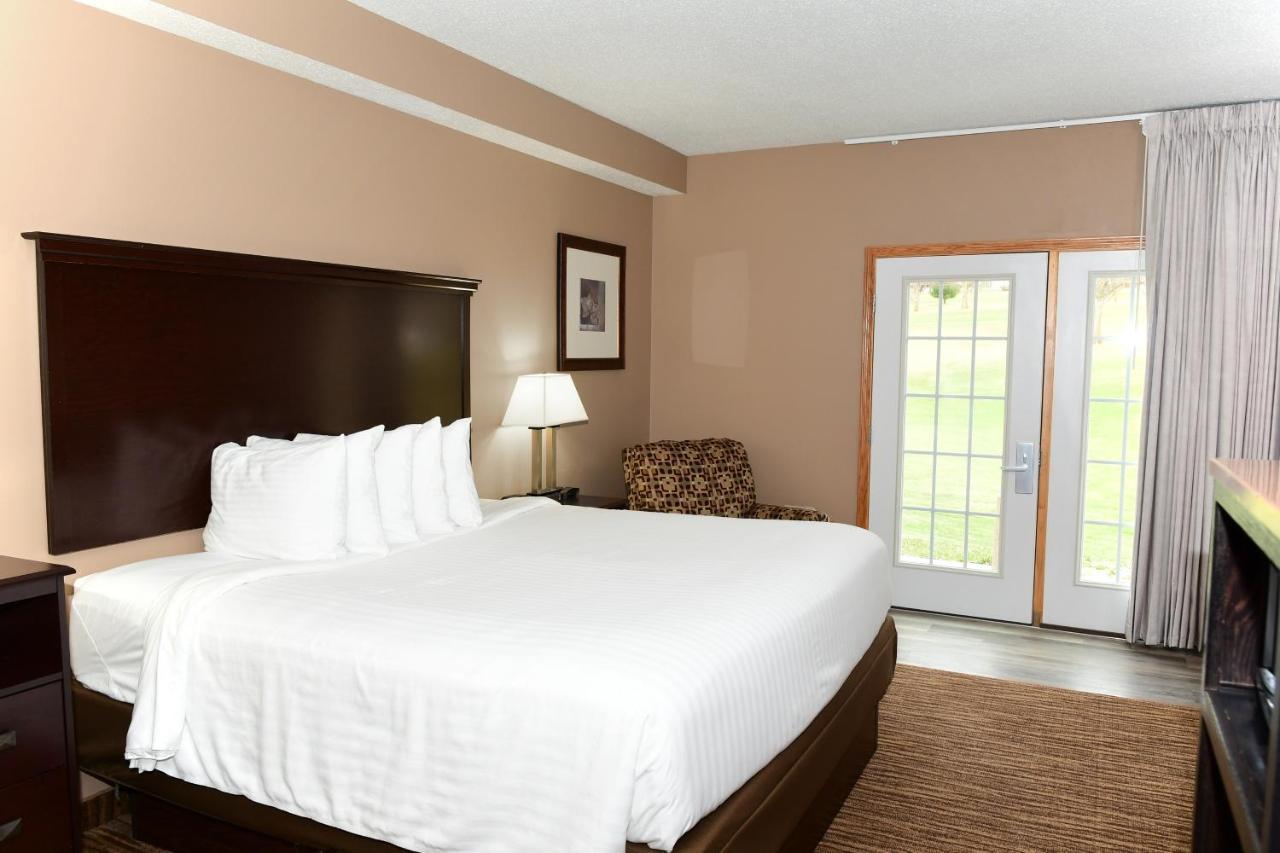 Cobblestone Inn & Suites - Denison | Majestic Hills エクステリア 写真