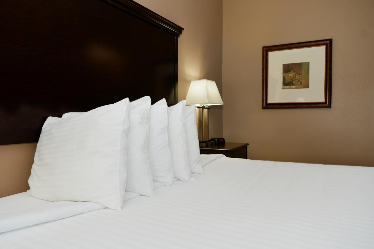Cobblestone Inn & Suites - Denison | Majestic Hills エクステリア 写真