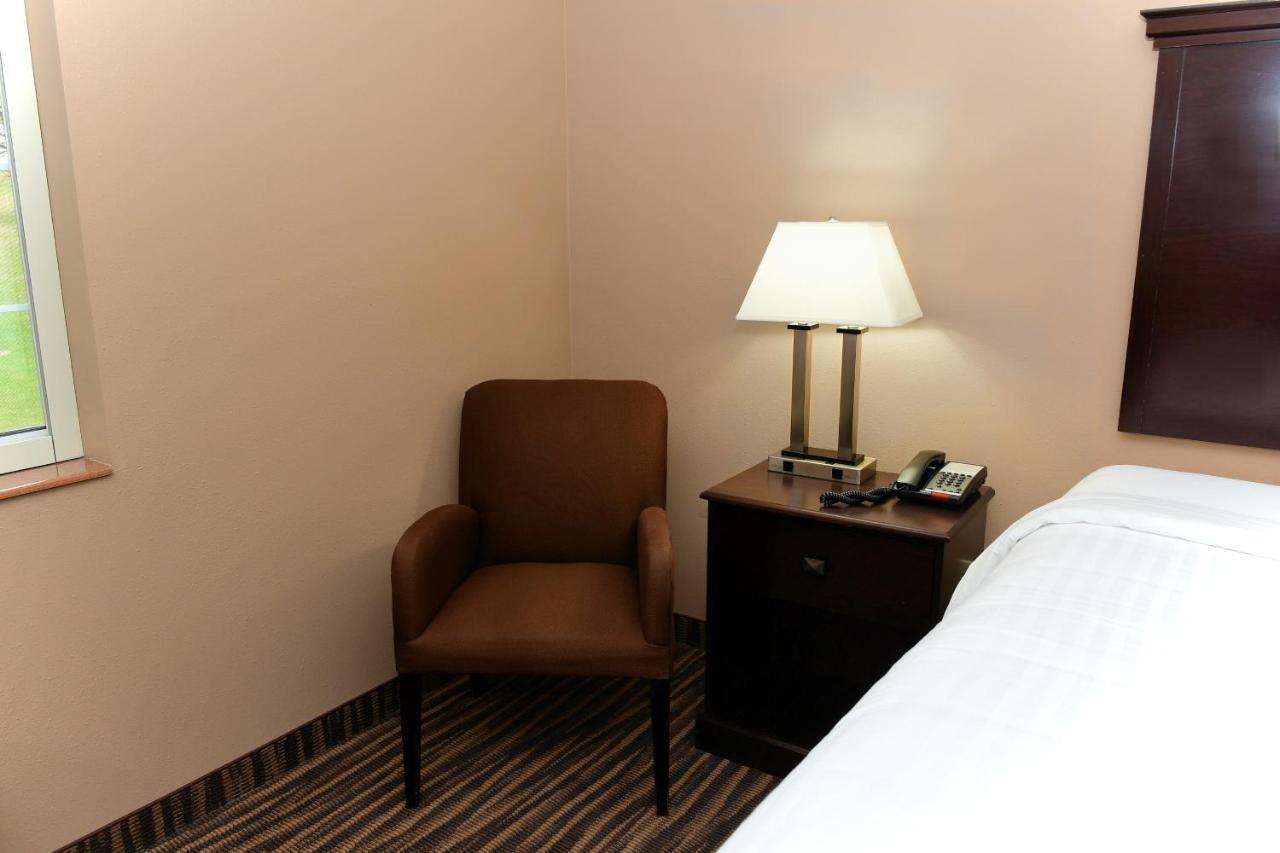Cobblestone Inn & Suites - Denison | Majestic Hills エクステリア 写真