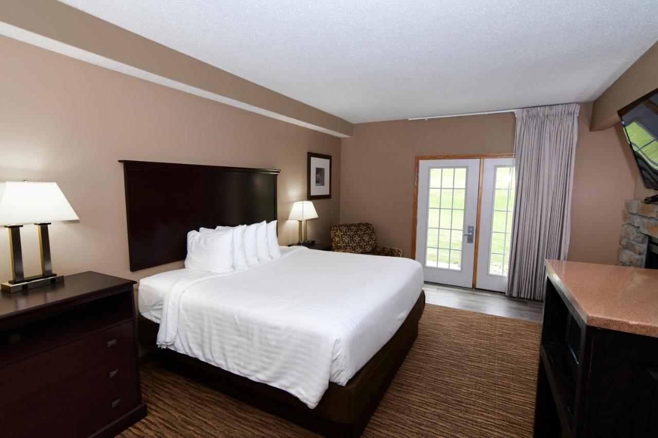 Cobblestone Inn & Suites - Denison | Majestic Hills エクステリア 写真