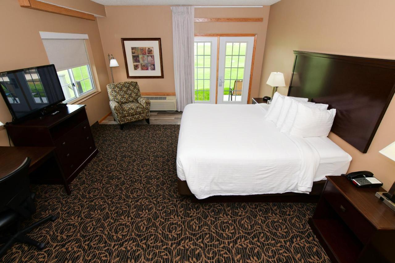 Cobblestone Inn & Suites - Denison | Majestic Hills エクステリア 写真