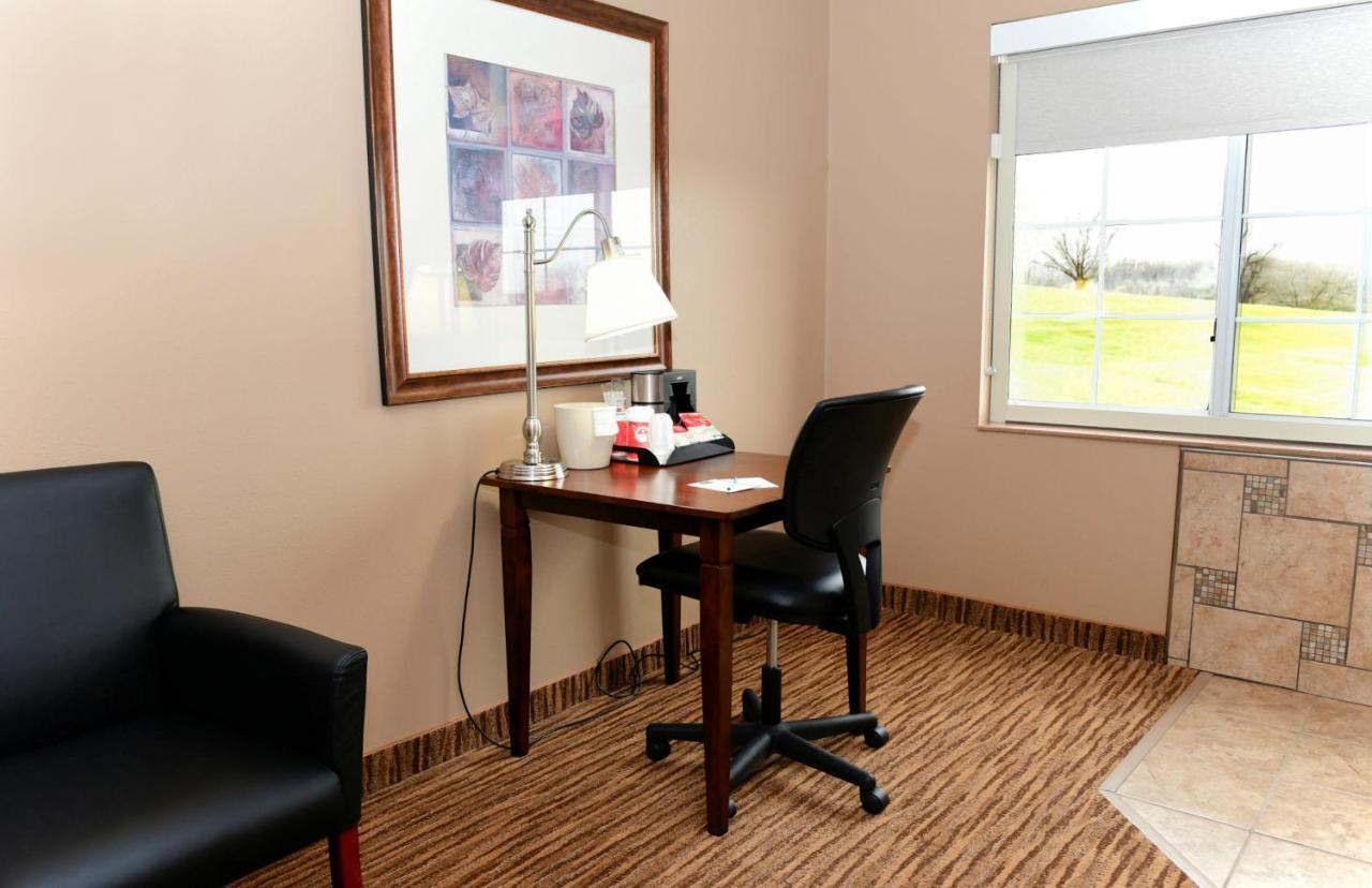 Cobblestone Inn & Suites - Denison | Majestic Hills エクステリア 写真