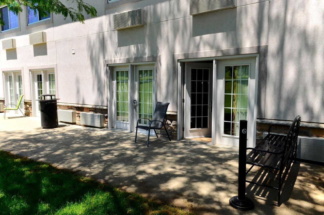 Cobblestone Inn & Suites - Denison | Majestic Hills エクステリア 写真